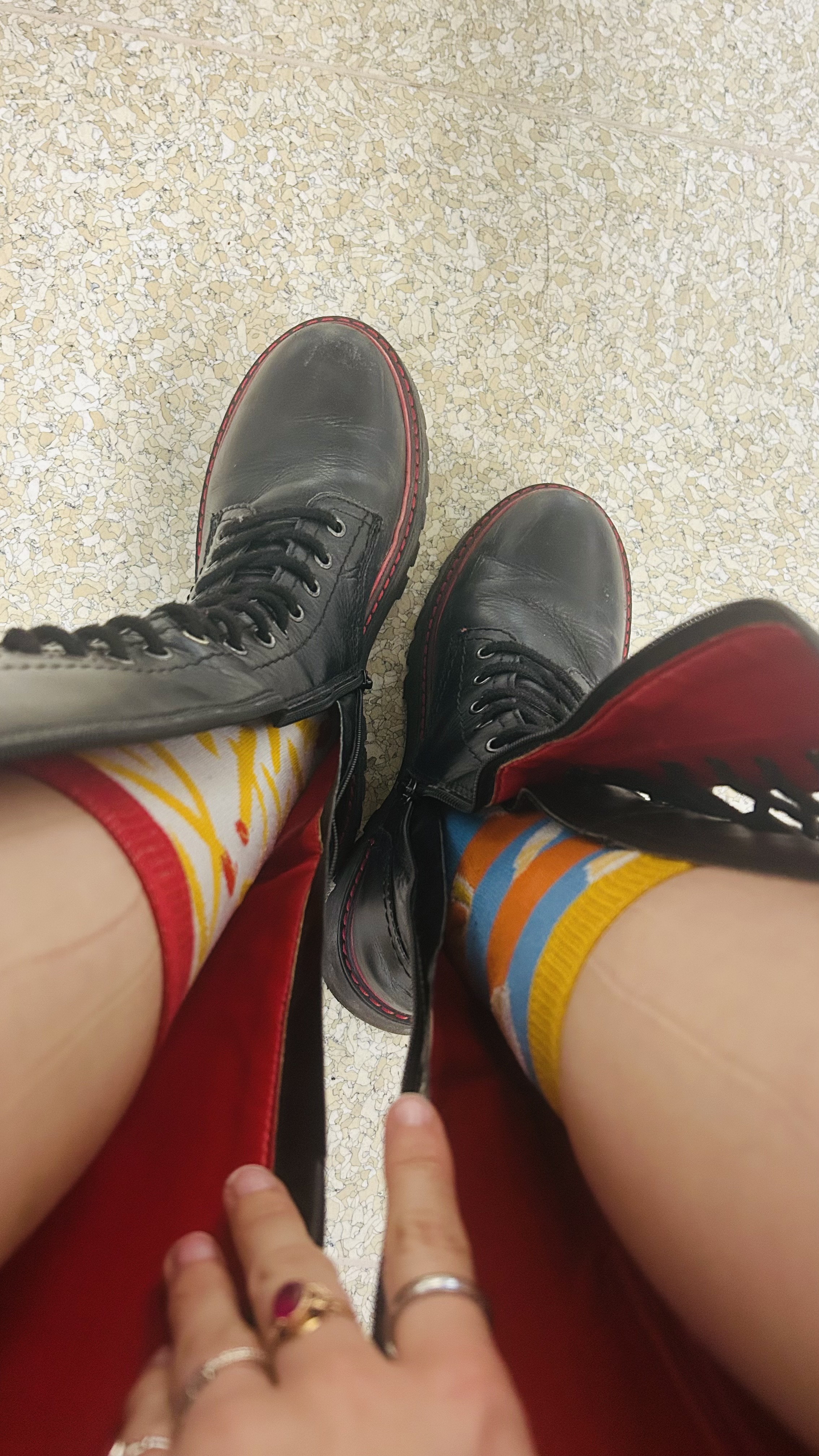 Ga naar buiten met verschillende kleuren sokken